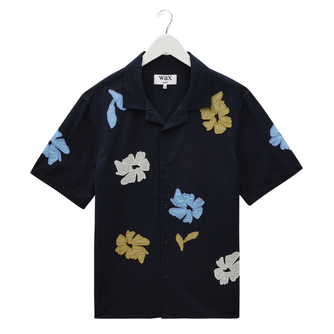 Chemise Didcot à applique florale Wax London de couleur marine