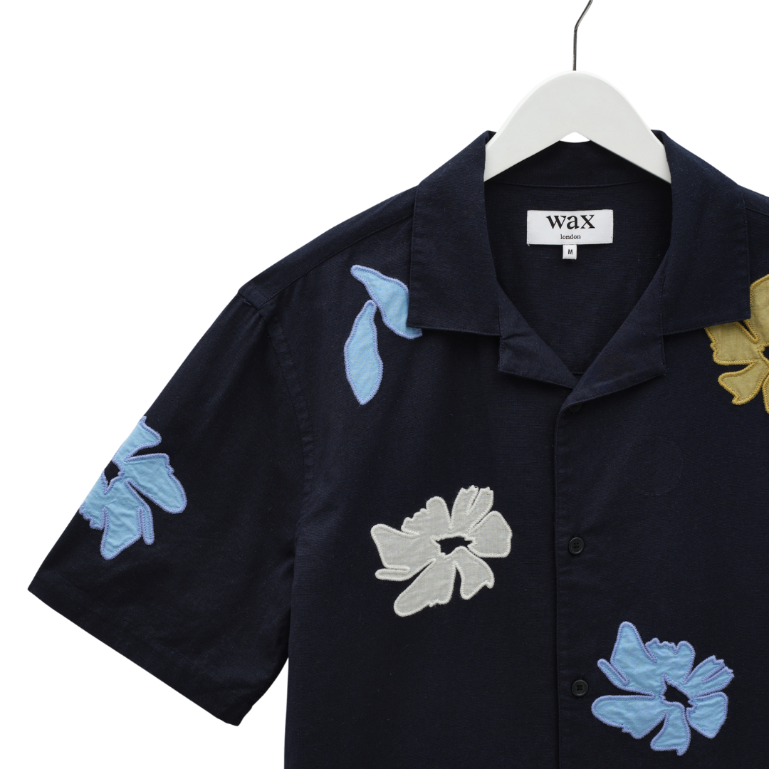 Chemise Didcot à applique florale Wax London de couleur marine